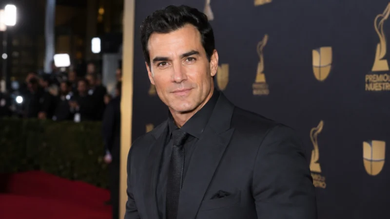 David Zepeda at a red carpet television awards event